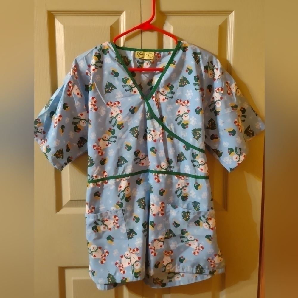 Shana Scrubs Christmas Winter Snowman Themed Womens Scrub Shirt Top Size Large